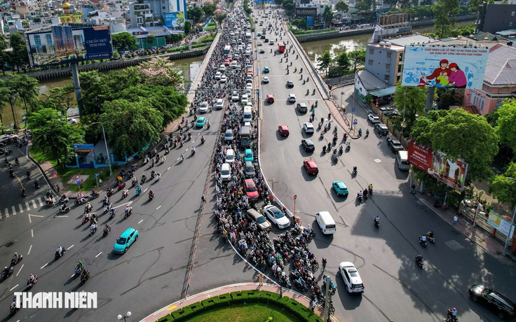 TP.HCM mở thêm làn rẽ trái ở vòng xoay Điện Biên Phủ sau nhiều ngày ùn xe