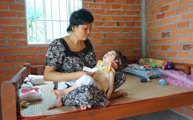 Mẹ bệnh nặng và con gái bại não mong được giúp đỡ