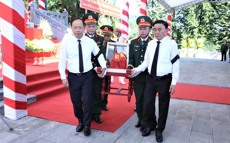Thường trực Ban Bí thư Trần Cẩm Tú dự lễ an táng hài cốt liệt sĩ ở Hà Tĩnh