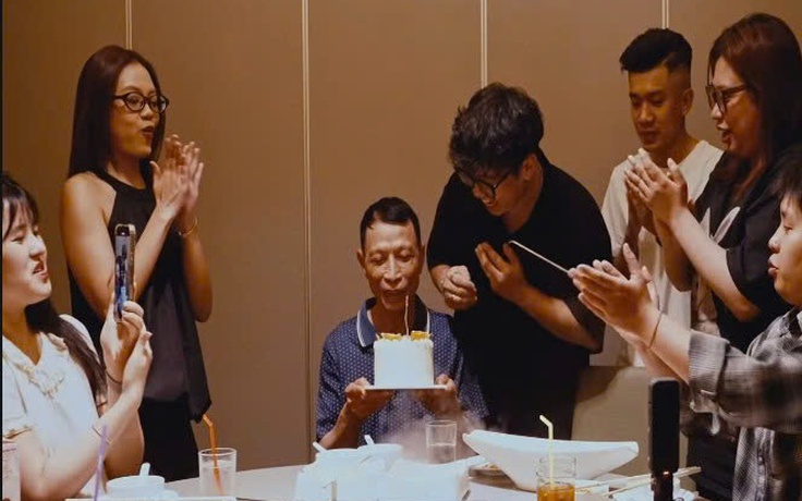 Con trai bí mật tổ chức sinh nhật cho cha, hàng ngàn người lạ gửi lời chúc