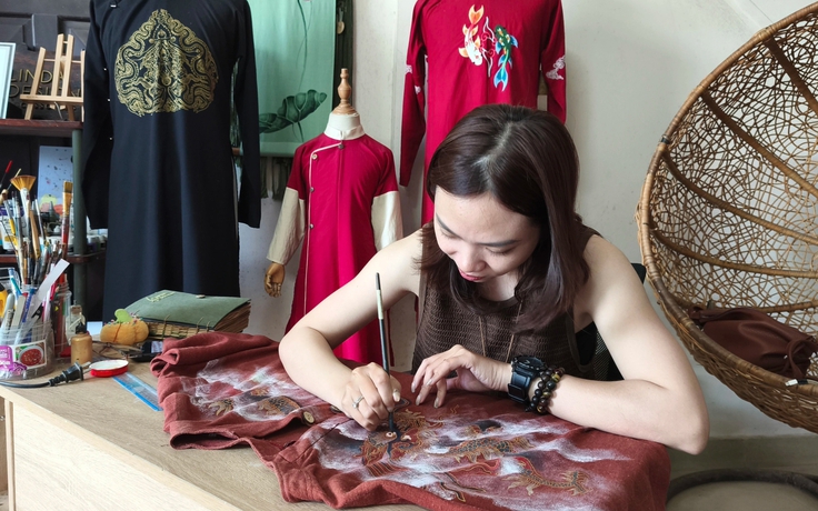 Chuyện người làm nghề độc lạ: Hồn di sản trên tà áo dài hiện đại