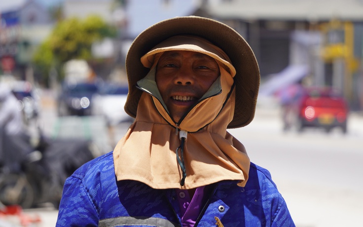 Người dân quay cuồng dưới nắng nóng đặc biệt gay gắt