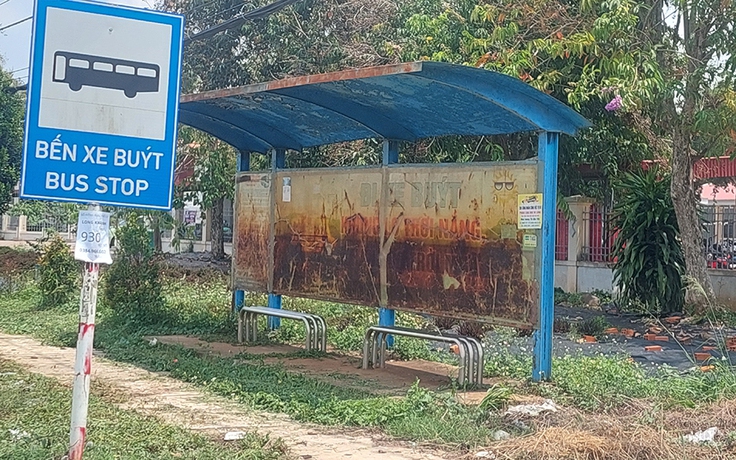 Trạm chờ xe buýt xuống cấp