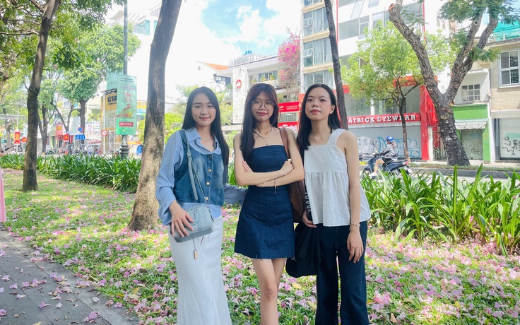 Tuyến đường hoa kèn hồng rực rỡ, người trẻ mê mệt tìm đến check-in