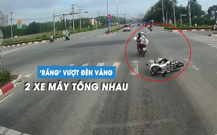 Hai xe máy 'ráng' vượt đèn vàng gây tai nạn tại ngã tư