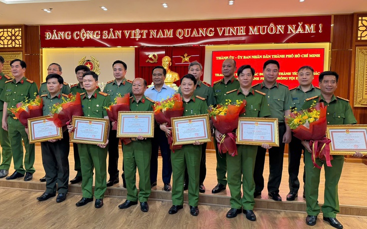 Khen thưởng 'nóng' 6 tập thể phá án thành công vụ nổ súng ở Bến Thành