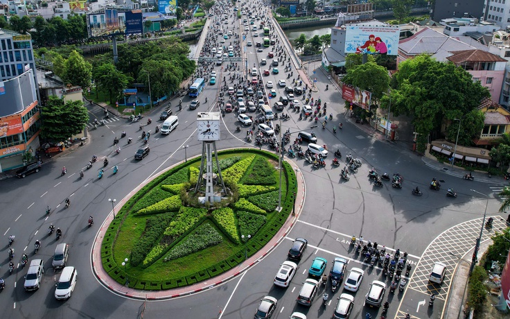 'Mượn' làn ngược chiều trên cầu Điện Biên Phủ, vòng xoay hạ nhiệt kẹt xe