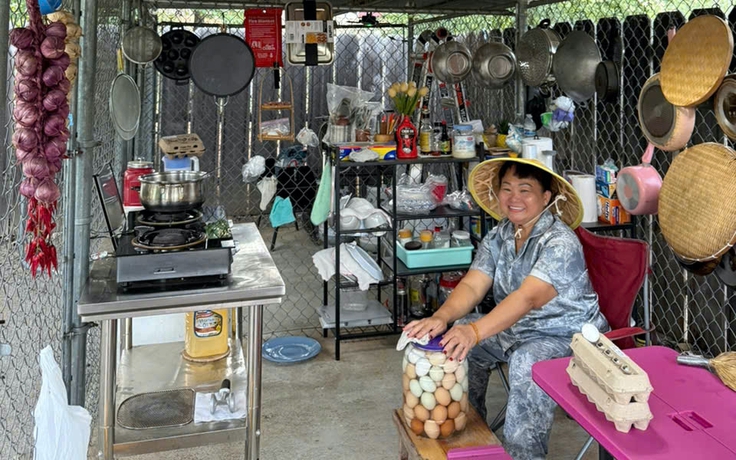 Gian bếp, mẹt tre đậm chất miền Tây của gia đình người Việt ở Mỹ
