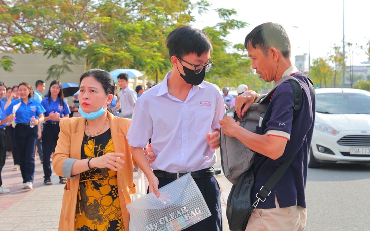 Phụ huynh thấp thỏm chờ con thi tuyển sinh lớp 10