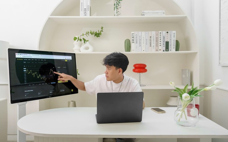 Biến gian phòng nhà bạn thành văn phòng di động với màn hình LG Smart Monitor Swing