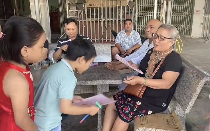 'Phát sốt' clip người bà giản dị ở TP.HCM cầm xấp sổ đỏ chia đều cho 10 cháu nội ngoại
