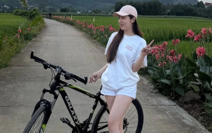 Đơn giản nhưng không đơn điệu cùng áo thun và mũ lưỡi trai