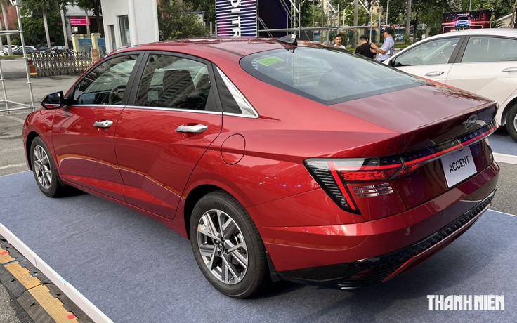 Vì sao xe sedan không có cần gạt mưa kính sau?