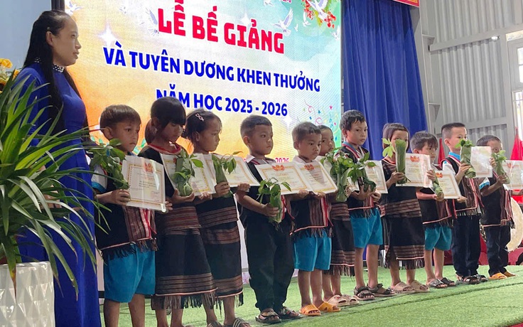 Bế giảng đặc biệt: Học sinh vùng cao Đà Nẵng nhận thưởng bằng sâm giống Ngọc Linh