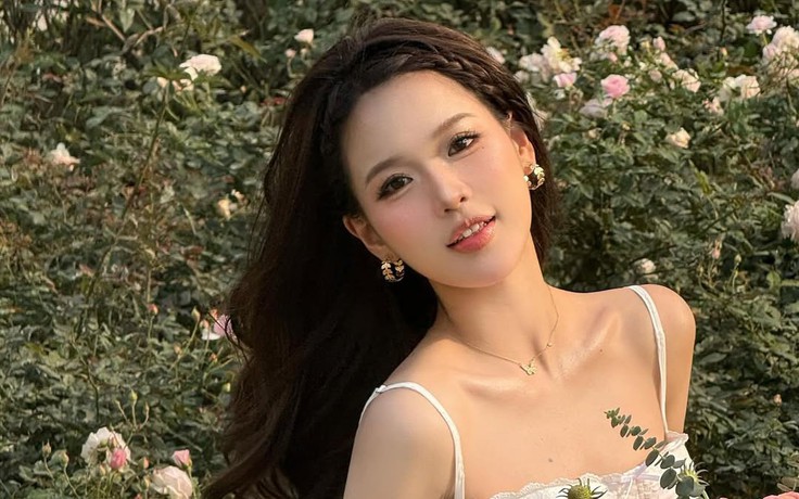 Bông tai vàng tăng thêm nét điệu đà cho nàng
