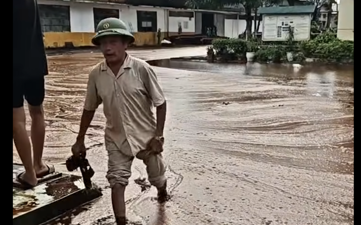 Sét đánh trúng nhà máy đường, vỡ bể chứa, 2.000 tấn mật tràn ra sân