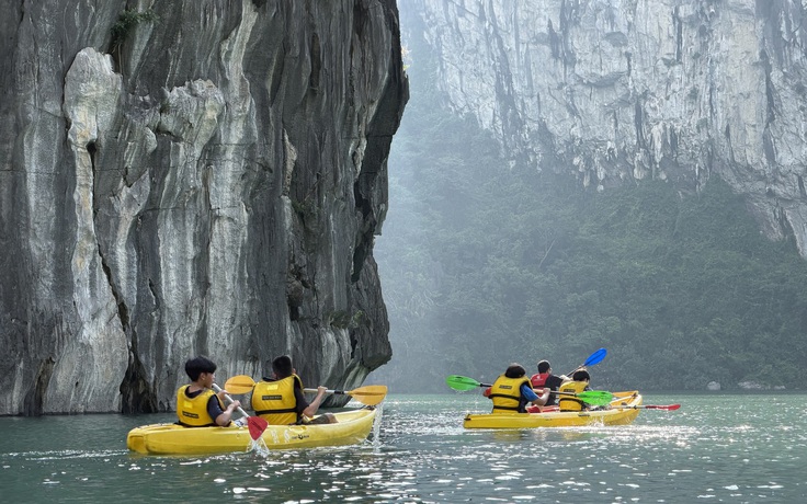 Dịp lễ 30.4 - 1.5: Chèo kayak, lách qua hang đá khám phá vịnh Hạ Long