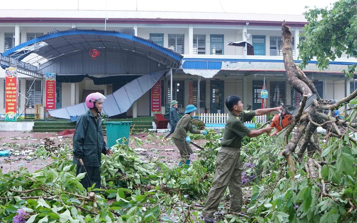 13 người bị thương, 947 nhà tốc mái ở 7 tỉnh có mưa đá, giông lốc