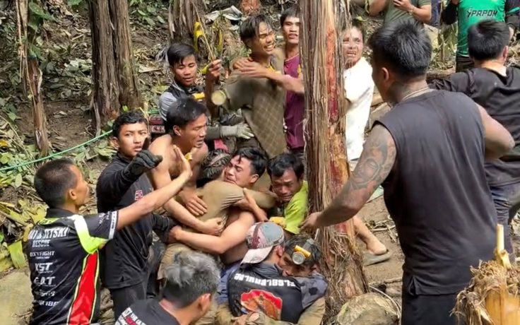4 người mắc kẹt trong hang động ở Lào tự bò được ra ngoài