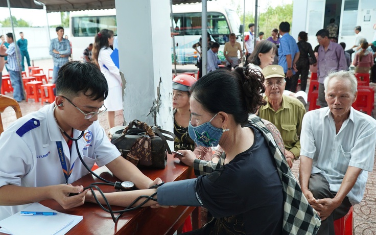 Cà Mau ra quân khám sức khỏe toàn dân, phẫu thuật mắt miễn phí cho người nghèo