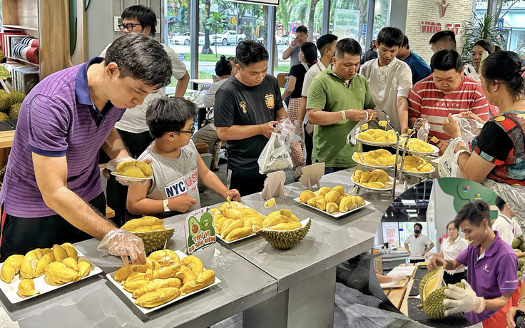 Ùn ùn khách kéo đến buffet sầu riêng ở TP.HCM ngày đầu: Cửa hàng tăng thêm 2 tấn