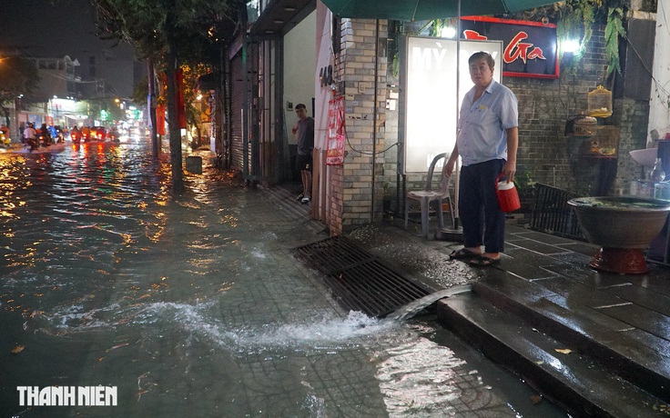 TP.HCM mưa lớn tối cuối tuần: Đường Nguyễn Văn Khối nước tràn vào tầng hầm nhà dân