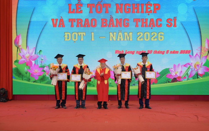 Các tân thạc sĩ tặng học bổng cho sinh viên khó khăn học giỏi