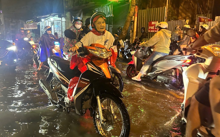 Mưa lớn ở TP.HCM: Chủ xe bất lực bỏ lại ô tô ngập giữa 'biển nước'
