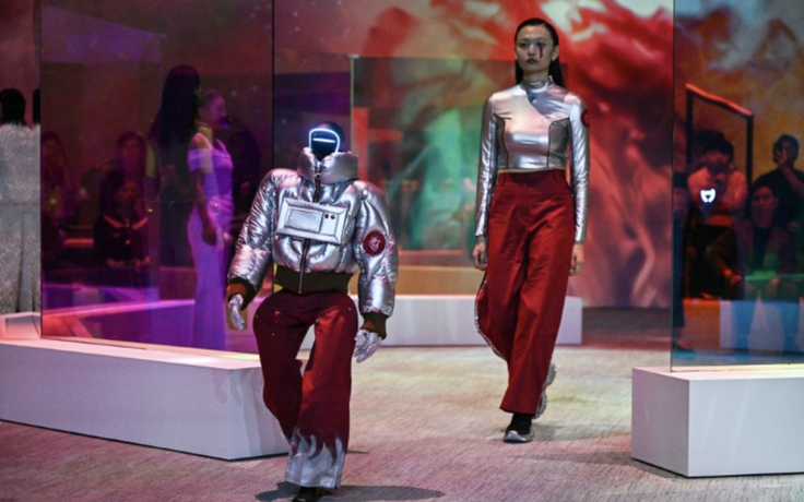 Khi robot 'sải bước' trên sàn catwalk