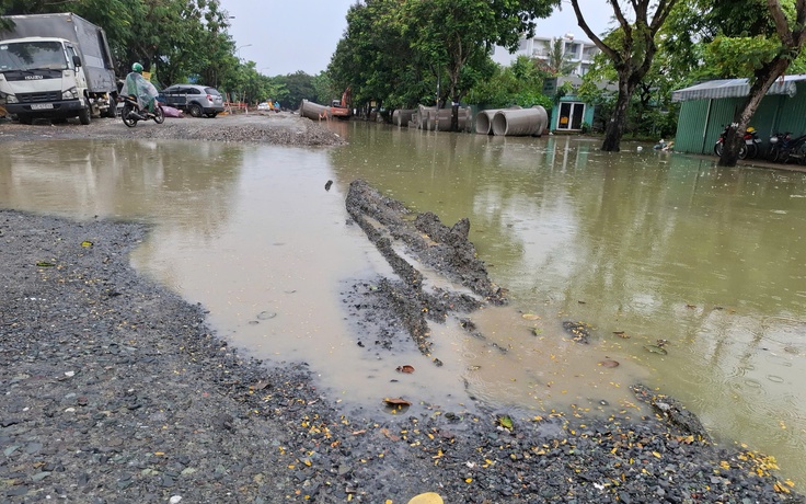 Đường ngập nước, ngổn ngang do thi công