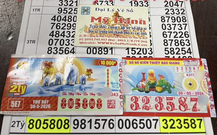 2 công nhân trúng 4 tỉ xổ số miền Nam, đại lý TP.HCM mang tiền đi Tây Ninh ngay