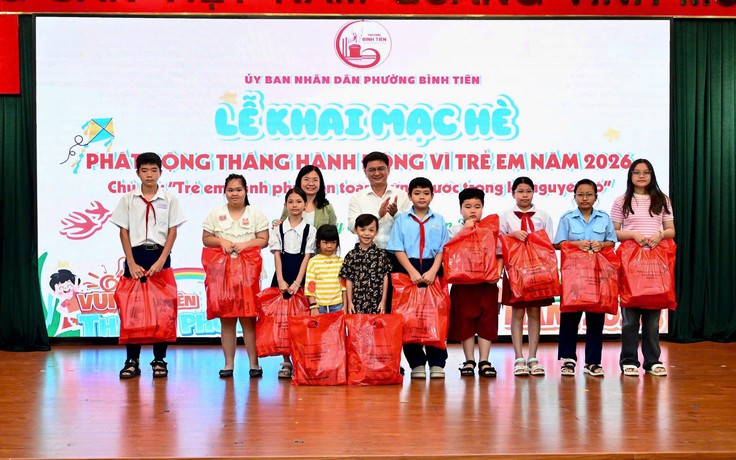 Phó chủ tịch UBND TP.HCM trao quà cho học sinh nhân dịp hè