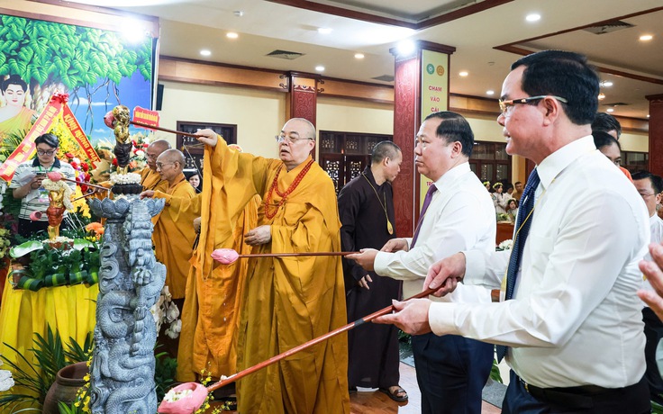 Trang nghiêm đại lễ Phật đản tại chùa Quán Sứ