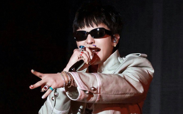 G-Dragon bị chỉ trích vì trang phục biểu diễn, công ty lên tiếng xin lỗi