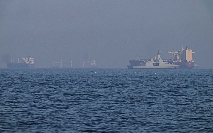 Mỹ bắt đầu giải tỏa tàu thuyền khỏi eo biển Hormuz