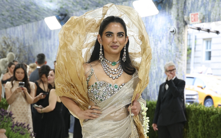Ái nữ tỉ phú Ấn Độ 'đắp' hơn 200 viên kim cương dự Met Gala