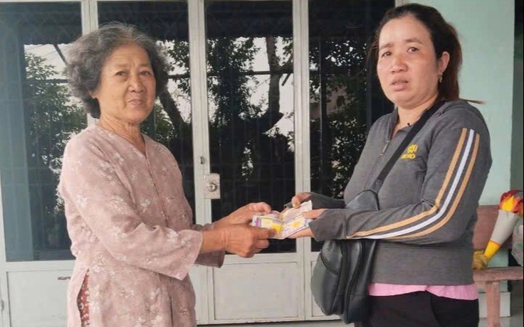 Cụ bà gần 80 tuổi nhặt tiền, vé số trúng thưởng trả lại cho người bán dạo