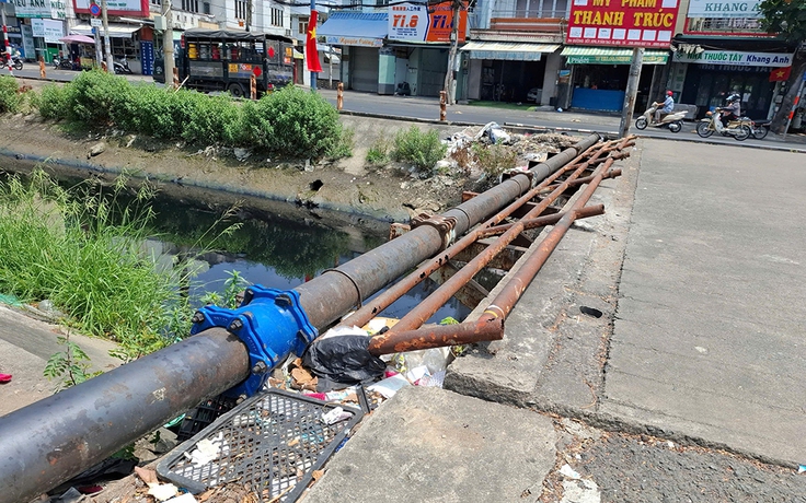 Lan can cầu hư hỏng, gây nguy hiểm
