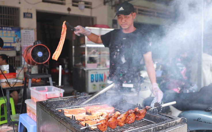 Nhiều quán ăn giữ giá cơm 35.000 đồng ở TP.HCM: 'Tăng nữa, khách khó xoay xở'