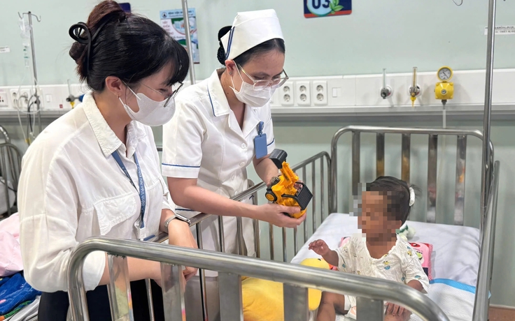 Bé trai 2 tuổi ở TP.HCM bị bạo hành dã man: Mẹ ruột, người tình khai gì?