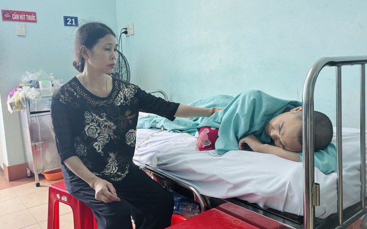 Mẹ nghèo bán đất, vay nợ vẫn không đủ tiền cứu con bị liệt sau tai nạn