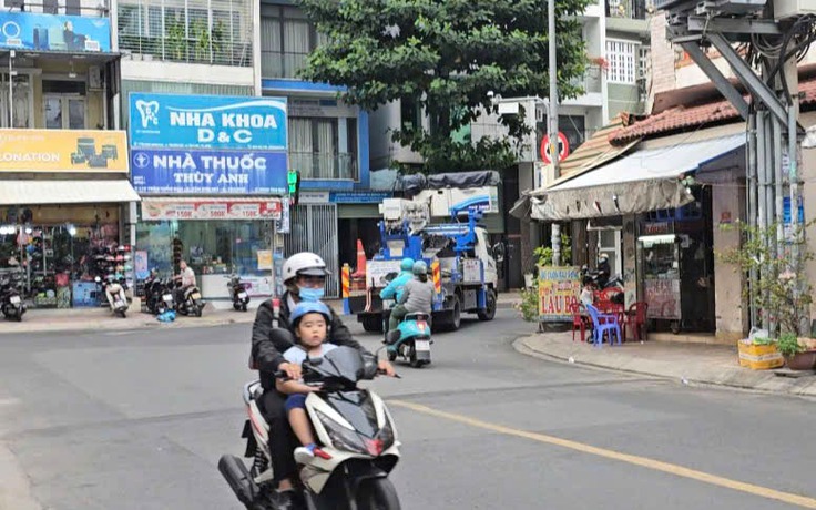 Biển báo bị che khuất, tài xế xe tải ở TP.HCM 'đi cũng dở, lùi cũng không xong'
