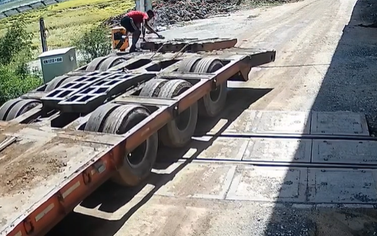 Tài xế lái xe đầu kéo tông gãy cần chắn đường ray tàu hỏa
