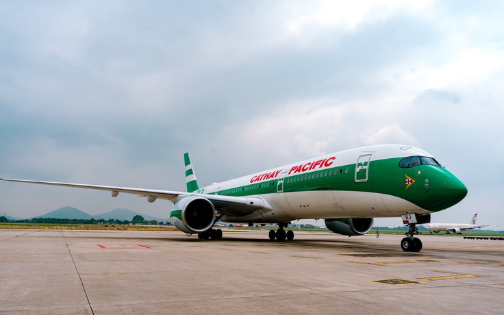 Máy bay phiên bản sinh nhật 80 tuổi của Cathay xuất hiện ở Nội Bài