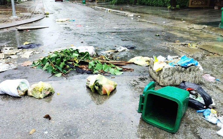 Thanh Hóa: Rác ngập đường phố sau mưa lớn