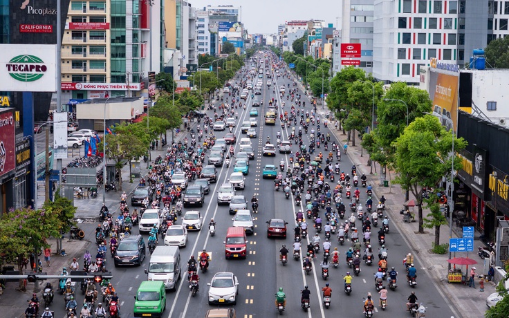 Vạch kẻ đường màu trắng mới trên đường Cộng Hòa là gì, đè lên có bị phạt?