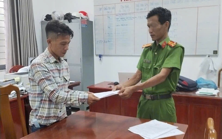 Khởi tố bị can mang dao vào trường học dọa chém phụ huynh