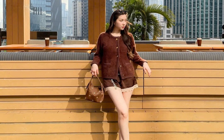 Diện quần shorts và dép xỏ ngón năng động cho ngày nắng