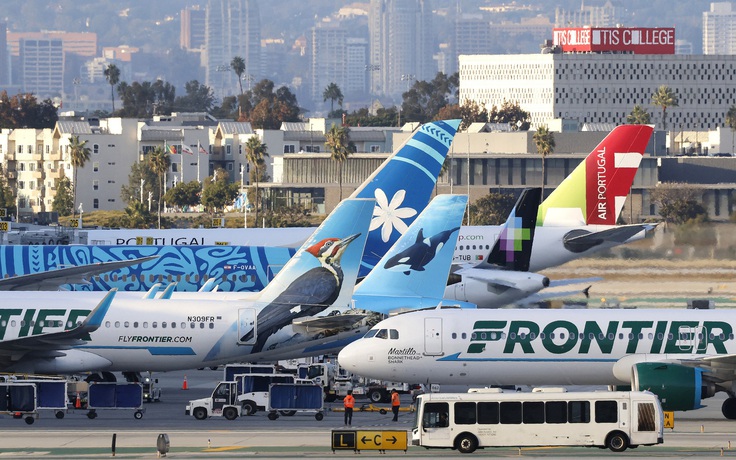 Máy bay Airbus A321 va phải người đi bộ khi đang cất cánh