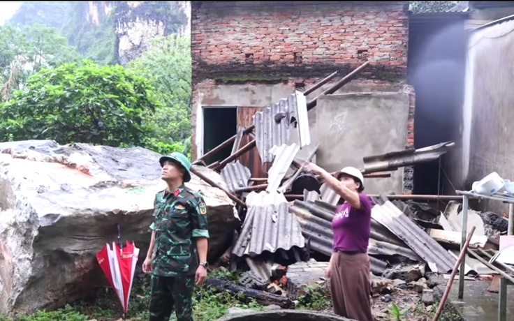 Sạt lở núi, tảng đá hàng chục tấn đè bẹp nhà bếp, 3 mẹ con thoát chết